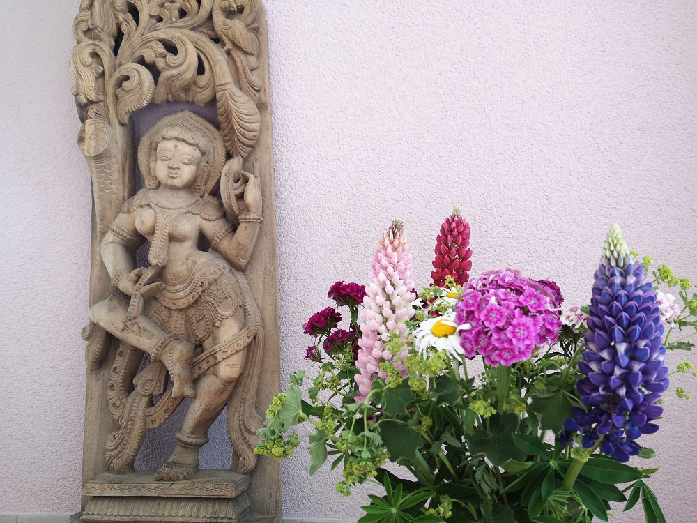 Shakti Statue mit Blumen 2020